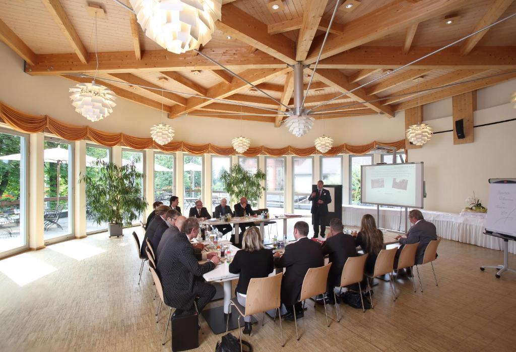 Hotel Forsthaus Gruena Betreiber Gmbh เคมนิตซ์ ภายนอก รูปภาพ